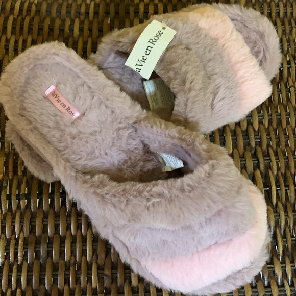 NWT La Vie En Rose plush slide on slippers - Picture 3 of 11